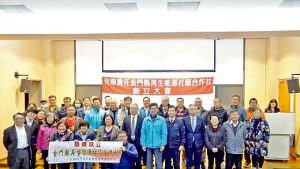有限責任金門縣再生能源社區合作社」舉行創立大會：副縣長黃怡凱和產官學研界合影。（許加泰攝）